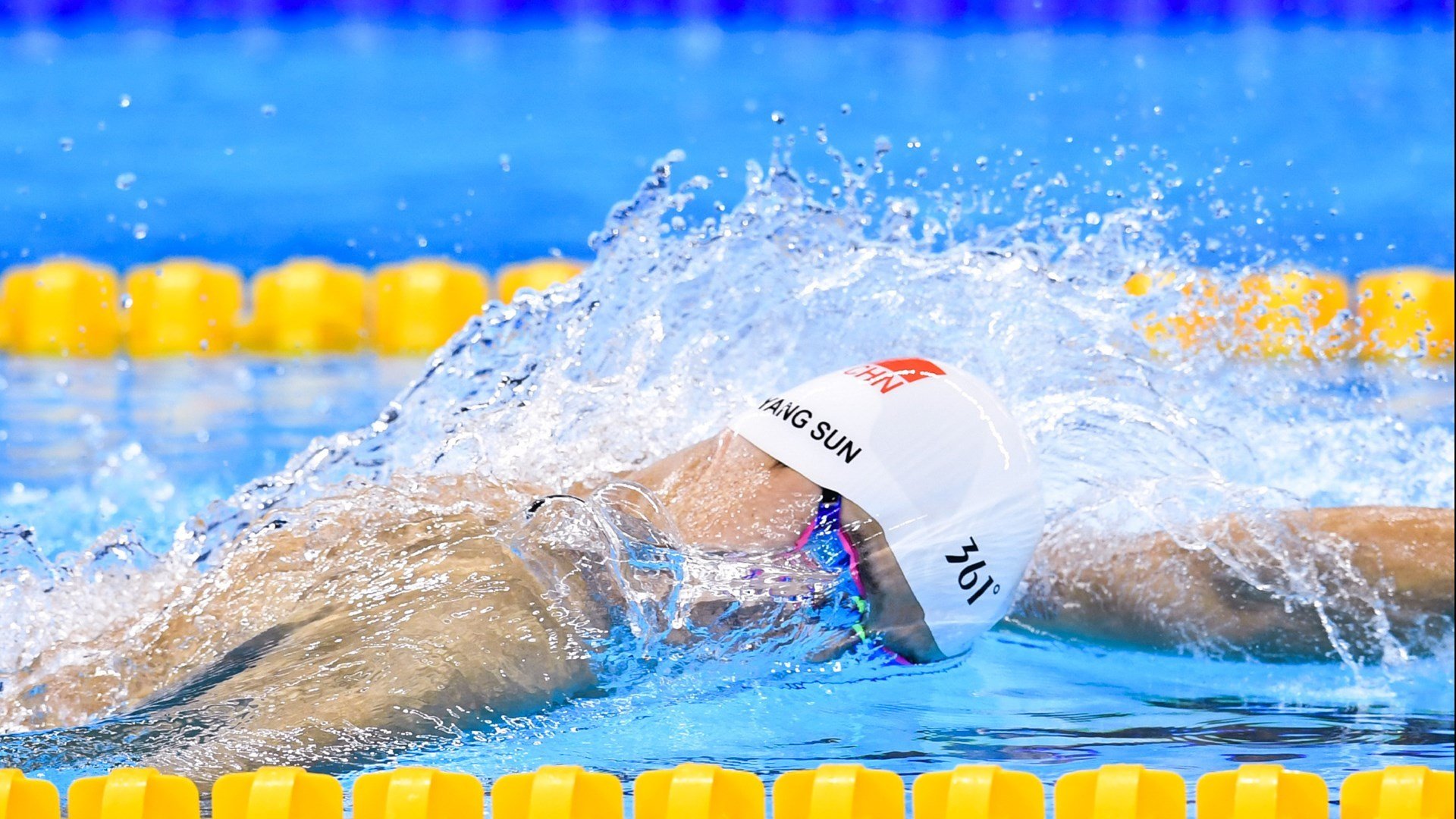 球员在赛后接受媒体采访谈及球队目标与责任，球员们在赛场上展现